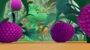 Grisu sieht vor lauter Dschungel die pinkfarbenen Dschungelkronen nicht.