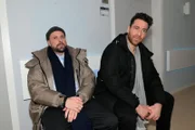 Während John (Felix von Jascheroff, l.) nur Gedanken für seine Tochter hat, versucht Carlos (Patrick Fernandez) seine Verletzung zu überspielen.