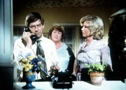 Der älteste Walton-Sohn wird in Europa vermisst. John (Ralph Waite, l.), Rose (Peggy Rea, M.) und Olivia (Michael Learned, r.) warten auf Nachricht vom Roten Kreuz.