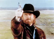 Walker (Chuck Norris) und Trivette überraschen die Pike-Brüder bei der Geldübergabe. Doch Steve Macy, der Überbringer des Geldes, kann sich noch rechtzeitig in Sicherheit bringen.