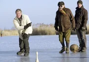 Thomas (Harald Krassnitzer, links) und sein Team (Achim Schelhas, rechts und Branko Samarovski) gehen beim Eisstock-Turnier in eine gute Vorlage.