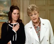 Amy (Cari Shayne, l.) und Jessica (Angela Lansbury) glauben nicht, dass Amys Verlobter bei einem Unfall ums Leben gekommen ist.