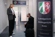Tobias (Patrick Müller) versucht Stella (Bettine Langehein) die Augen zu öffnen.