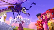 Zusammen mit dem Riesenschmetterling fliegen die Elfen in die Berge, wo sie einen Herzkristall finden.