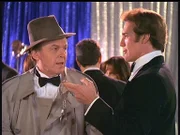 Steve (Barry Van Dyke, r.) erwischt William (Conrad Janis, l.), das kulinarische Genie, wie dieser die Party eines Konkurrenten sabotiert.