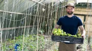 Gastgeber Melvin Berger vom Biohof Berger in Plettenberg. Altes und in Vergessenheit geratenes Gemüse bauen sie in ihrem Gewächshaus an: Auberginen mit weißer Schale, seltene Tomaten wie Ochsenherzen oder Rosa Elefant.