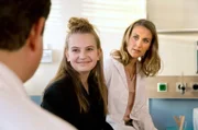 Tanjas (Christina Athenstädt, rechts) Tochter Lotte (Anne Sophie Triesch, Mitte) lässt sich, um den neuen Lover ihrer Mutter auszuspionieren, mit erfundenen Symptomen einen Termin bei Christian (Francis Fulton-Smith, links) geben.