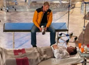 Andreas Marthaler (Martin Gruber) hält den erkrankten Dr. Martin Gruber (Hans Sigl) auf dem Laufenden.