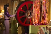 L-R: Lexie Brooks (Daniela Bobadilla), Sue Heck (Eden Sher)