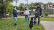 Trainerin Sophie Grethe (l.), Jessica und Manuel mit Schäferhund-Mix-Hündin "Mali".