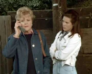 Jessica (Angela Lansbury, li.) bekommt überraschend Besuch von Amy (Cari Shayne), der Nichte ihres alten Bekannten Seth.