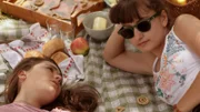 Mia (Margot Nuccetelli, l.) und Sara (Lucia Luna, r.) genießen die Sonne bei einem Picknick und reden über die Schule.