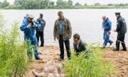 Strahl (Christoph Tomanek, l.), Finn (Sven Martinek, M.) und Lars (Ingo Naujoks, 3.v.r.) schauen sich am Fundort der Leiche um.
