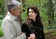 ARD STURM DER LIEBE FOLGE 1882, am Donnerstag um 15:10 Uhr im ERSTEN. Barbara (Nicola Tiggeler, r.) macht Friedrich (Dietrich Adam, l.) klar, dass sie ihn in der Hand hat.