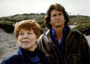 Jonathan (Michael Landon, r.) besucht Marge (Anne Jackson, l.).
