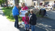 Trödelexperte Otto Schulte bereitet alles für den anstehenden Flohmarkt vor.