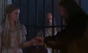 Prinzessin Leonora (Frida Lovisa Hamann) entdeckt, dass der König (Reiner Schöne) seinen eigenen Bruder, Friedrich (Erwin Leder) gefangen hält.