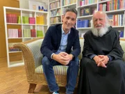Von links: Moderator Benedikt Schregle im Gespräch mit Pater Anselm Grün.