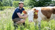 Gastgeber Melvin Berger vom Biohof Berger in Plettenberg. Auf dem Hof werden u.a. "Ansbach Triesdorfer“ Rinder gehalten. Diese Rasse, die auch Tigerrind genannt wird, gibt weder viel Milch noch setzt sie viel Fleisch an und ist deshalb vom Aussterben bedroht.