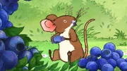 Die kleine Feldmaus hat eine blaue Köstlichkeit entdeckt.