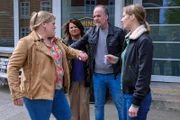 Oskar Schütz (Marek Erhardt, 2.v.r.) und Lena Testorp (Anna von Haebler, r.) kommen dazu, als die Bauleiterin Marianne Kaminski (Sabine Urig, 2.v.l.) und Berit Unger (Gisa Flake, l.) in einen heftigen Streit geraten.