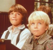 Weil er stottert, wird der kleine Gideon (Peter Billingsley, l.) von seinen Klassenkameraden gehänselt. Nur James (Jason Bateman, r.) macht sich über den neuen Schüler nicht lustig.