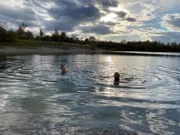 Moderator Benedikt Schregle (links) beim Eisbaden.