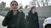 Gabriela Dawson (Monica Raymund, l.) und Sylvie Brett (Kara Killmer)  Die Verwendung des sendungsbezogenen Materials ist nur mit dem Hinweis und Verlinkung auf TVNOW gestattet.