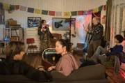 Ben (Hakim Michael Meziani, l.), Tina (Katja Frenzel, v.M.) und Merle (Anja Franke, r.) amüsieren sich bei der Karaoke-Nummer, von Vivien (Anna Mennicken, h.l.) und Hannes (Claus Dieter Clausnitzer, 2.v.r.).