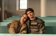 Djamila (Acelya Sezer, l.) und Tarik (Baris Gul,r.) sind froh, dass sie einander haben.