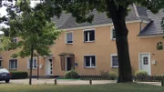 Das Haus in einer Siedlung aus den 20er Jahren befindet sich in einer grünen Oase. Der erste Eindruck war zunächst positiv. Von außen sah alles schön und relativ neu aus. Das große Erwachen kam dann, als die Familie das Haus betreten hat: alte Fenster, marode Leitungen und ein Duchgangsbad. Hier muss alles neu gemacht werden.