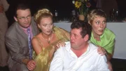 Benno (Willi Thomcyzk, 2.v.re.) ist gar nicht tot umgefallen! Er hat nur zu viel getrunken und muss von Lothar (Rene Heinersdorff), Stefanie (Dana Golombek, 2.v.li.) und Uschi (Antje Lewald) mit Wasser aus einem Sektkübel "wiederbelebt" werden.