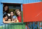 Von links: Hexe (Marleen Lohse), Timo (Marco Soumikh), Kiki (Thuy-Anh Cao), Lisa (Katharina Wäschenbach), Merle (Elisa Pries) und Tobias (Tim Küchler).