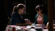 Bei einer Bergwanderung werden Mia (Margot Nuccetelli, l.) und Sara (Lucia Luna, r.) von einem Gewitter überrascht und suchen Schutz in einer verlassenen Berghütte. Dort erzählt Mia Sara wieder von Centopia und den Elfen und Einhörnern.