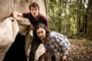Darra (Julian Cullen, l.) und Kyra (Kimie Tsukakoshi, r.) wollen sich heimlich in das Zelt des Forschers Magnus Sorenson schleichen. Sie hoffen, dort sein Tagebuch mit den Aufzeichnungen seiner Expedition zu finden.