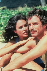 Joy 'Digger' Doyle (Erin Gray, l.) bemerkt schnell, dass Thomas Magnum (Tom Selleck, r.) eifersüchtig auf sie ist ...