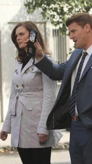 Bones (Emily Deschanel) und Booth (David Boreanaz) versuchen herausfinden, wie und warum jemand den bislang unbescholtenen Mitarbeiter einer Transportfirma umgebracht hat.