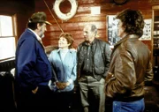 Jonathan (Michael Landon, r.) und Mark (Victor French, l.) erfahren von Gene (Eli Wallach, 2.v.r.) und Marge Malloy (Anne Jackson) vom tragischen Unfall ihres Sohnes Tony.