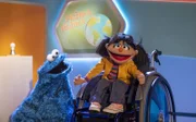 Elin (r.) tritt gegen Krümelmonster (l.) in einer neuen Folge von "Prima Klima" an.