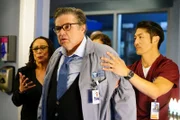 Chicago Med Staffel 3 Folge 4 Er ist skeptisch: S. Epatha Merkerson Sharon Goodwin, Oliver Platt als Dr. Daniel Charles, Brian Tee als Dr. Ethan Choi