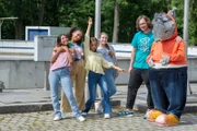 Alles andere als ein Bad nehmen, wollen die TanzAlarm Kids und herrH in der Kläranlage. Sie wollen zusammen mit TanztTapir sehen, wo all das Schmutzwasser landet, das wir Menschen Tag für Tag verursachen.