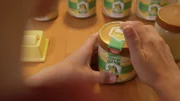Honig ernten und verkaufen gehört auch zum Imkern dazu.