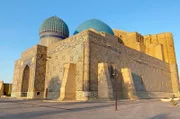 Mitten in der kasachischen Wüste floriert die Stadt Turkestan, was nur mit Hilfe des Wassers des Syrdarja möglich ist.