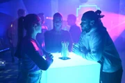 Charlotte "Charlie" (Shaolyn Fernandez, M.) sorgt ungewollt dafür, dass Milan (Vitali Huk) hellhörig wird. Links Valea (Antonia Kolano)