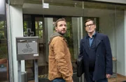 Gregor (Jonas Minthe, l.) und Lars (Ingo Naujoks, r.) wollen die Mitarbeitenden im Gemeindezentrum befragen. Jemand von ihnen muss Daniel Kramer überfahren haben.