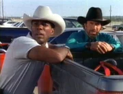 Walker (Chuck Norris, re.) und Trivette (Clarence Gilyard) beobachten eine Gruppe von Clowns.
