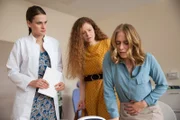 Die Grundschullehrerin Maren Schumann (Anja Antonovicz, M.) ist mit Hilfe einer Eizellenspende ihrer besten Freundin Stefanie Kirchner (Cornelia Ivancan, r.) in Belgien endlich schwanger geworden. Gynäkologin Lisa Kleist (Marie Seiser, l.) hadert jedoch mit der Situation, denn weder das Verfahren noch die Beratung dazu sind in Deutschland erlaubt. Stefanie, die Eizellenspenderin, leidet seit dem Eingriff unter heftigen Bauchschmerzen.