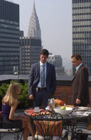 Der Freund von Erica Lancaster (Sabine Singh, l.) wird ermordet auf der Brooklyn-Bridge aufgefunden. Det. Don Flack (Eddie Cahill, M.) und Det. Mack "Mac" Taylor (Gary Sinise, r.) müssen der jungen Frau ein paar unangenehme Fragen stellen ...