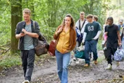 Julian (Ben Münchow, l.) führt die Klasse mit leerem Akku und wenig Plan durch den Wald, während Marie (Tinka Fürst, 2.v.l.) versucht, die Kontrolle zu behalten – ein chaotischer Schulausflug nimmt seinen Lauf. (Komparsen im Bild)