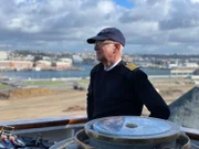Die "Prinzessin" steuert Richtung Le Havre/Frankreich, um die Covid 19-positiven Gäste auszuschiffen. Kapitän Elmar Mühlebach steht auf der Nock.